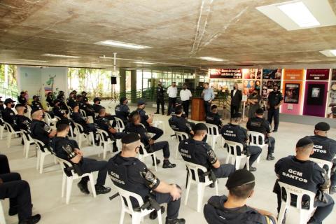 guardas sentados durante cerimônia #paratodosverem