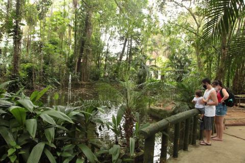 casal em ponte no parque  #paratodosverem