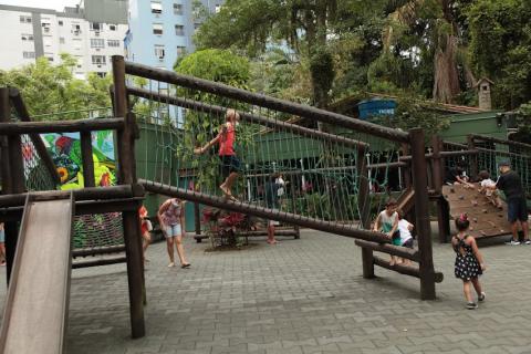 crianças brincando no parquinho  #paratodosverem