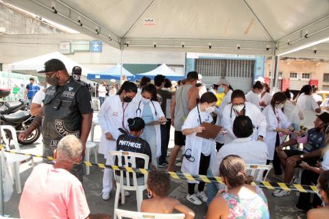 pessoas sendo atendidas embaixo de tenda  #paratodosverem