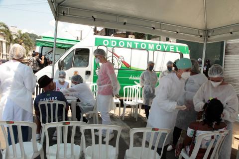 profissionais e munícipes na tenda  #paratodosverem