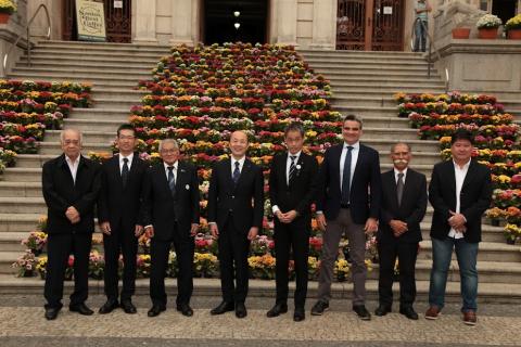 autoridades posam na frente do paço florido #paratodosverem 