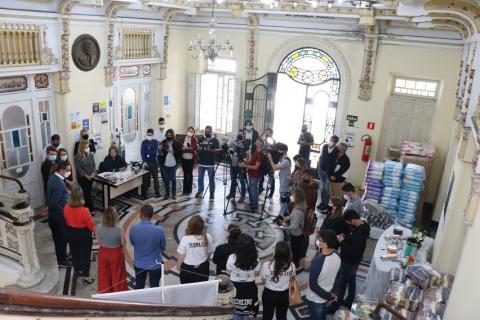 pessoas reunidas na sede do fundo para o lançamento #paratodosverem