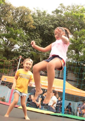 crianças pulando no brinquedo #paratodosverem