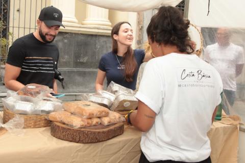 barraca oferece pão #paratodosverem