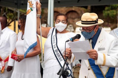 homem lê discurso ao microfone #paratodosverem 