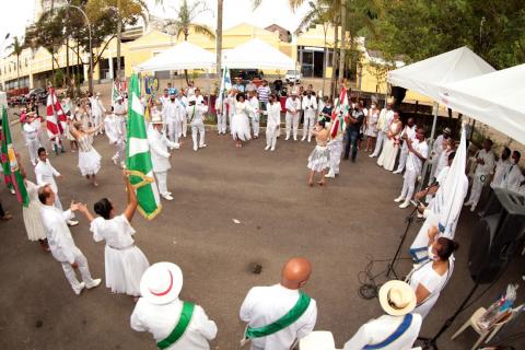 pessoas em círculo na cerimônia #paratodosverem 