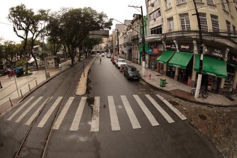 foto da rua ao lado da praça #paratodosverem