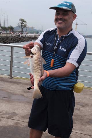pescador mostra peixe #paratodosverem