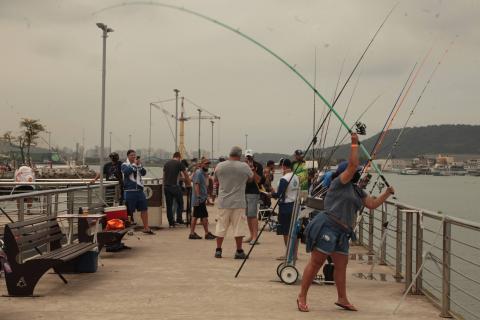 pescadores no deck #paratodosverem