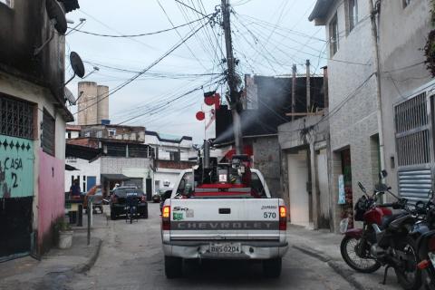 Veículo com maquinário percorre rua e lança inseticida. #Paratodosverem