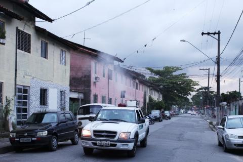 Aparelho em veículo lança inseticida em rua. #Paratodosverem