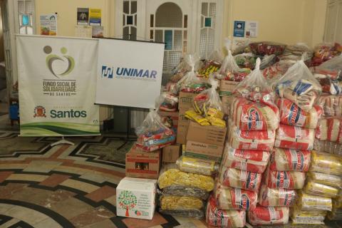 Alimentos na sede do fundo social #paratodosverem