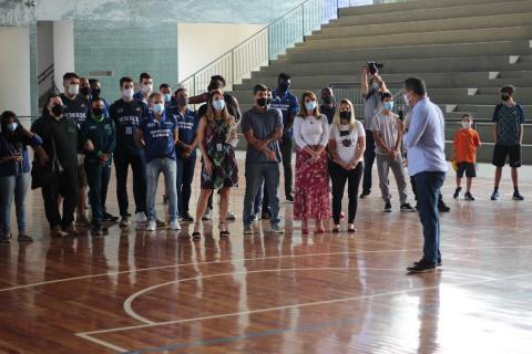 Prefeito discursa para atletas no ginásio #paratodosverem