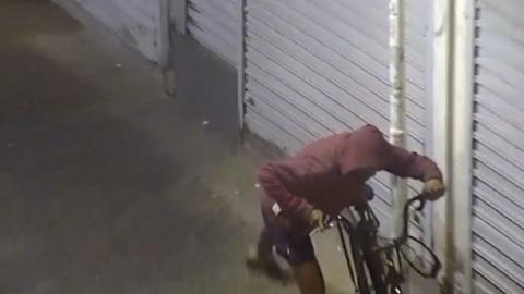 homem com capuz foge com bicicleta. #paratodosveem
