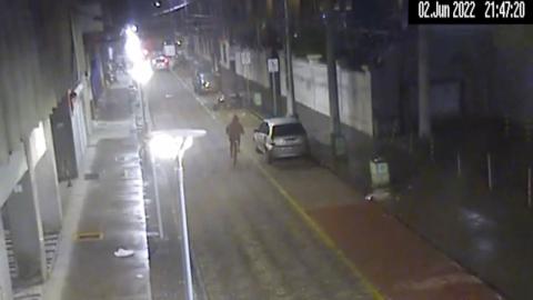 homem pedala bicicleta na rua à noite. #paratodosverem
