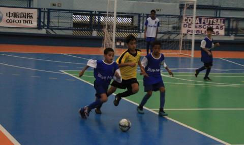 Meninos, na categoria sub-12, disputam partida de futsal. #pratodosverem