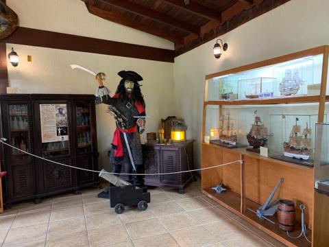 boneco de pirata e peças de exposição #paratodosverem