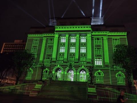 fachada toda demarcarda com iluminação em verde. #paratodosverem