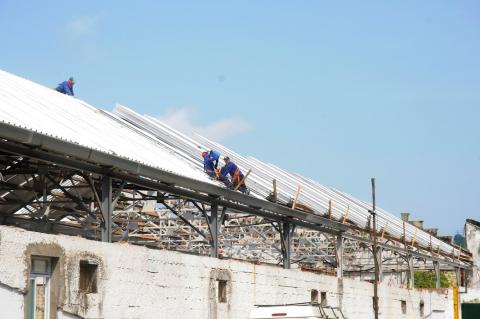 Trabalhador em obra no telhado #paratodosverem
