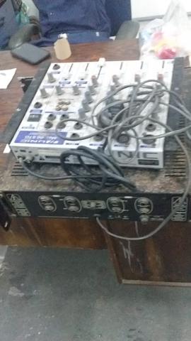 equipamento de som sobre uma mesa. #paratodosverem