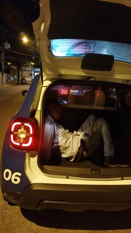 homem detido por furto em bagageiro de viatura da guarda municipal. #paratodosverem