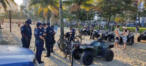 guardas estão na faixa de areia com comviatura e triciclos. #paratodosverem