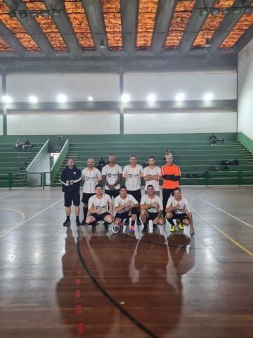 Jogadores do time vice-campeão posam para fotos reunidos. São 10 pessoas na foto. #paratodosverem