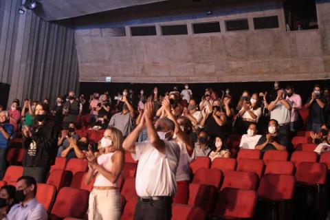 Público de pé aplaudindo no teatro #paratodosverem