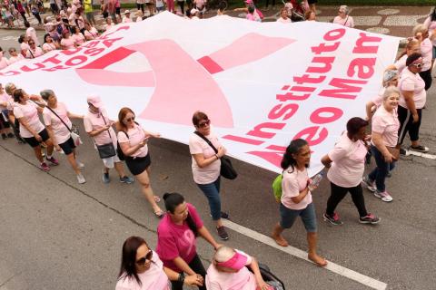 Mulheres carrega faixa do Outubro Rosa em evento organizado pelo Neo Mama. #pracegover