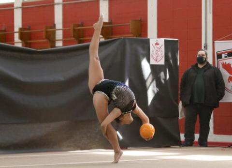 Sarah Santana se apresentando com bola. #paratodosverem