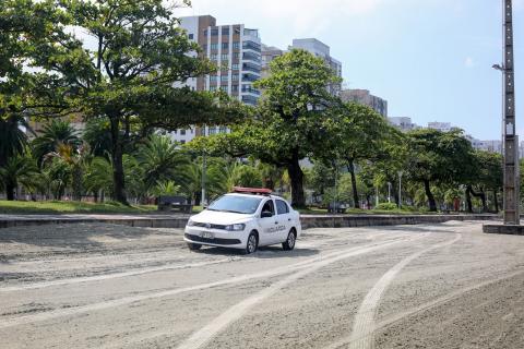 Viatura da gm na faixa de areia vazia. #paratodosverem