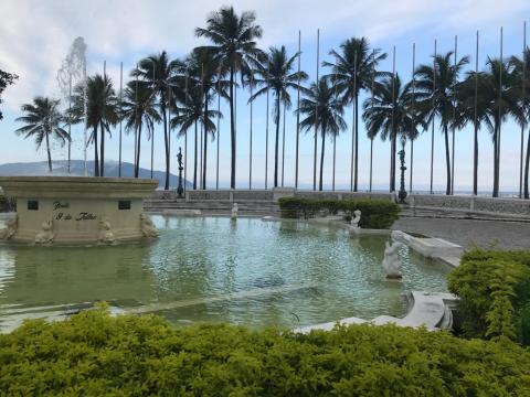 Fonte 9 de julho, na Praça das Bandeiras, em primeiro plano e palmeiras ao fundo. #pracegover