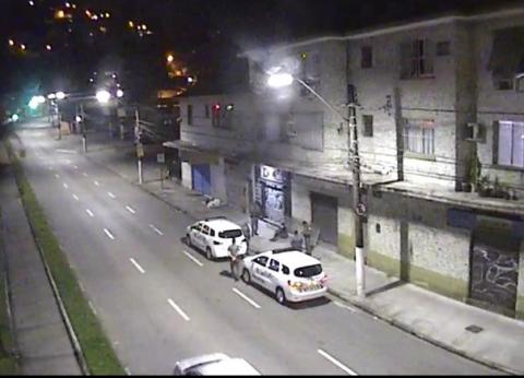 Rua com duas viaturas e policiais #paratodosverem