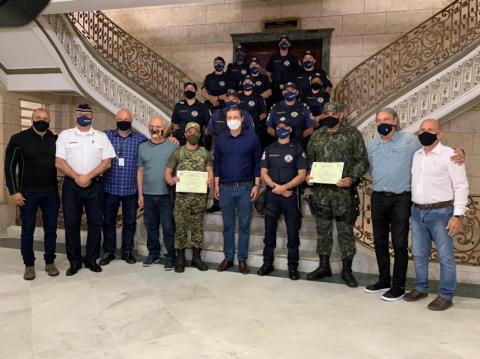 guardas p refeito e secretários posampara foto em escadaria no saguão da prefeitura. #paratodosverem