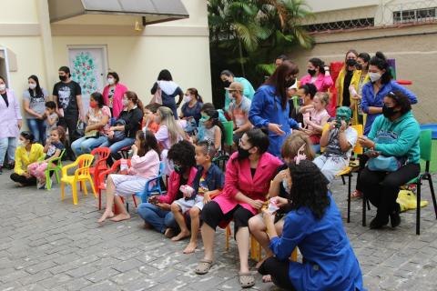 Crianças e profissionais assistem apresentação #paratodosverem