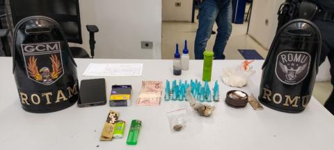 drogas em cima da mesa #paratodosverem