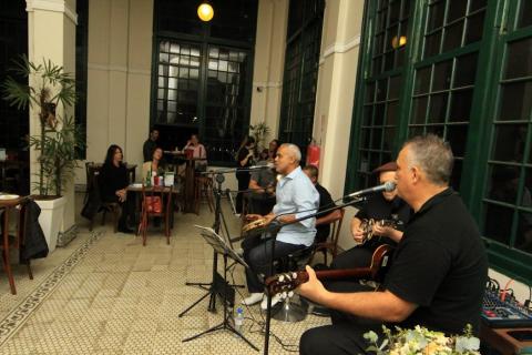 Banda toca em espaço no cassino #paratodosverem