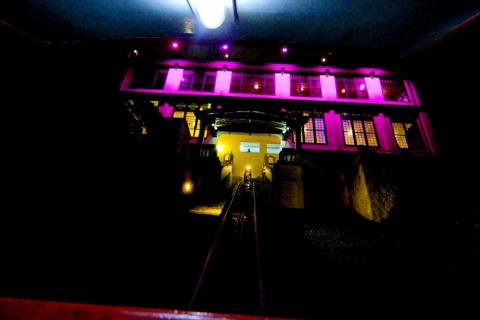 Frente do cassino do Monte Sertat iluminado de rosa #paratodosverem