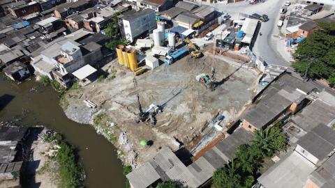 vista aérea de terreno, com perfuratrizes e tanques. #paratodosverem