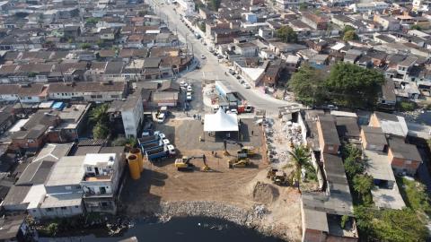 vista geral do canteiro de obras, com a avenida ao fundo. Há moradias dos dois lados. #paratodosverem