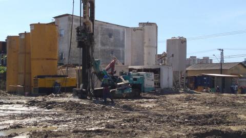 terreno com máquina em operação. #paratodosverem