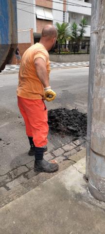 homens limpam bueiro em via #paratodosverem