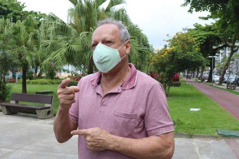 o historiador da fams fala à frente do jardim da orla. #paratodosverem 