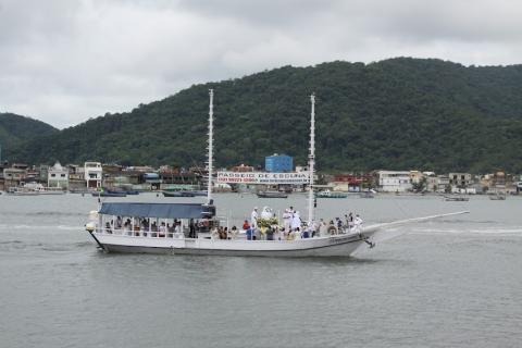 embarcação com imagem está no mar. #paratodosverem