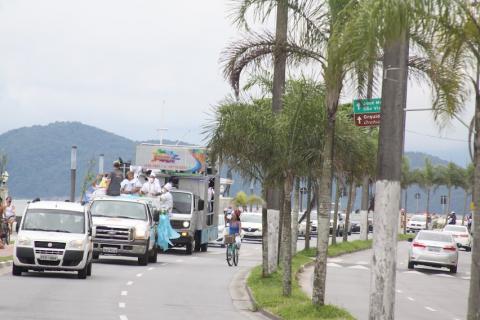 carreata em avenida com um veículo levando a santa. #paratodosverem