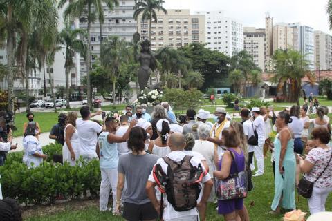 publico em torna da estátua da santa onde foram depositadas florres