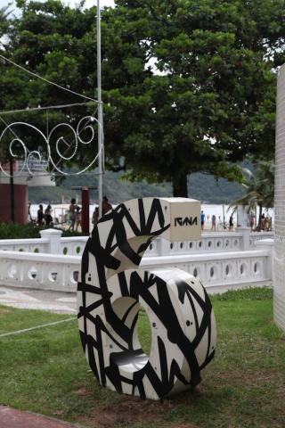 Escultura de número 6, no jardim da orla, com estampa em preto e branco. #paratodosverem