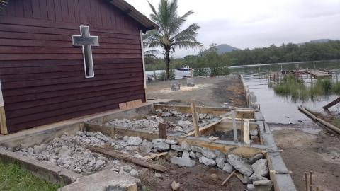 fachada lateral da igreja com piso em obras à frente. #paratodosverem