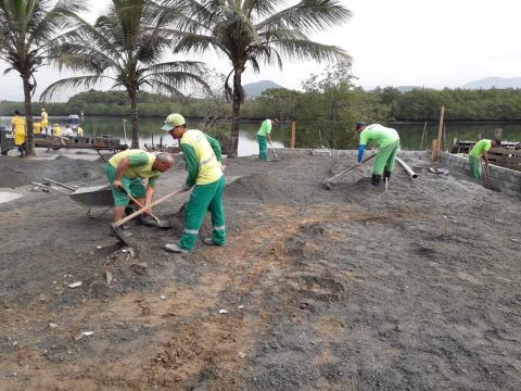 homens quebram antigo piso para iniciar renivelamento. #paratodosverem